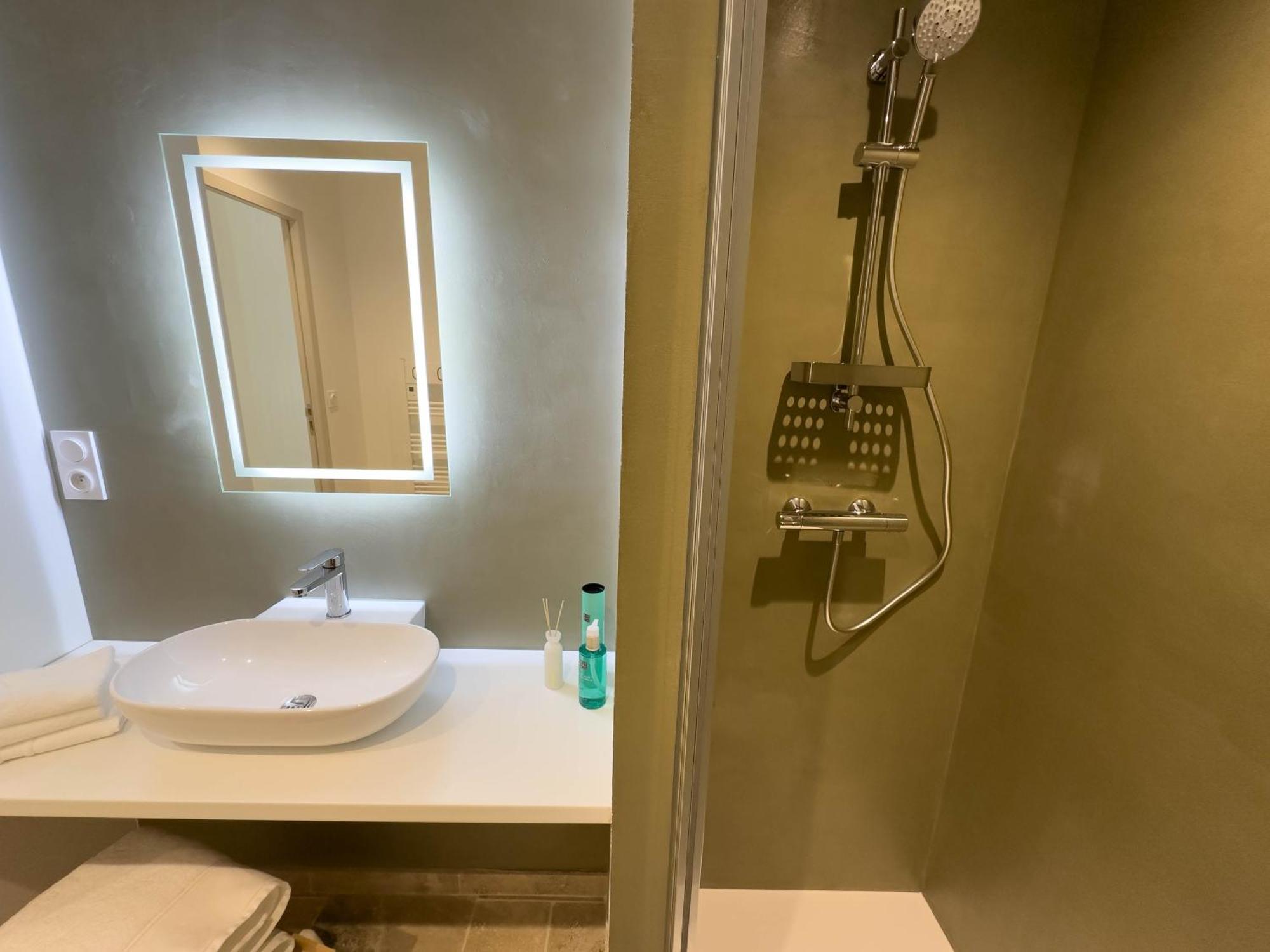 Les Suites Du 13 에그모르트 외부 사진